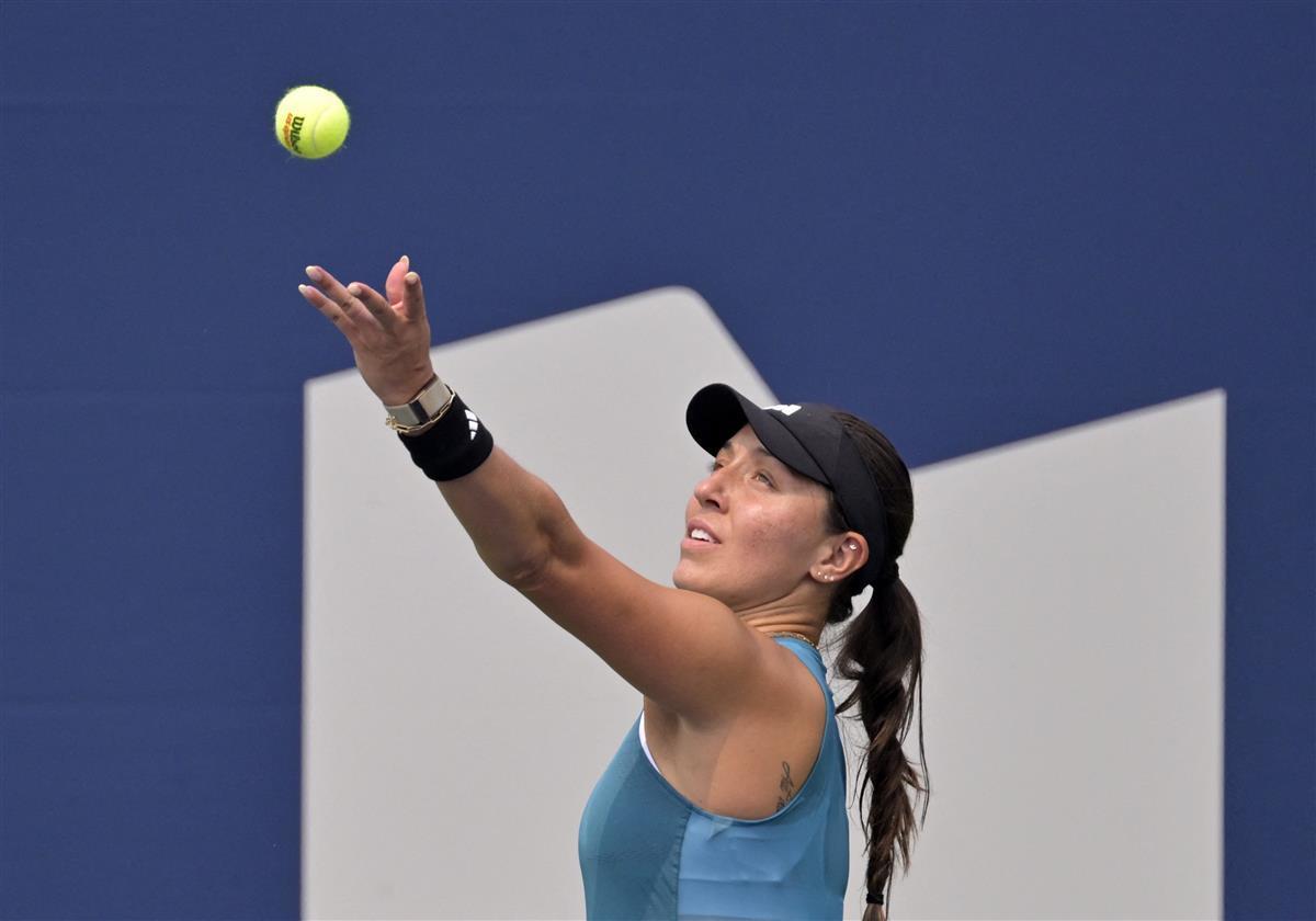 友单膝跪地 友单膝跪地